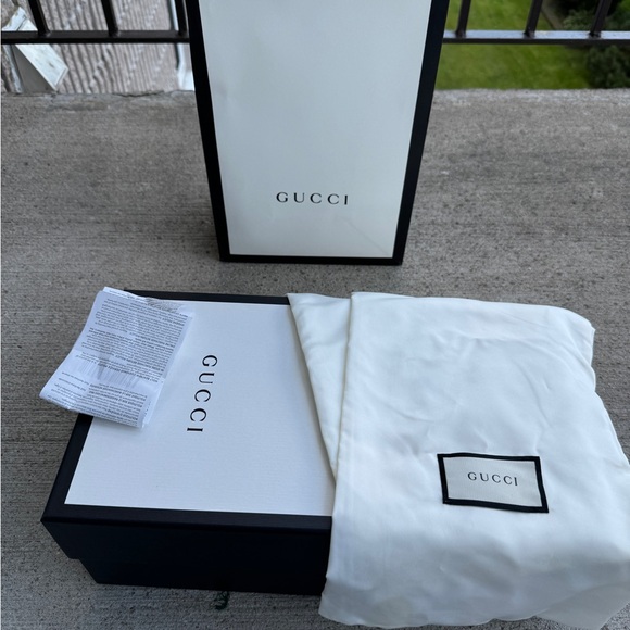 Slightly used Gucci Sneakers, it comes with box and receipt . size 8 - Picture 3 of 6